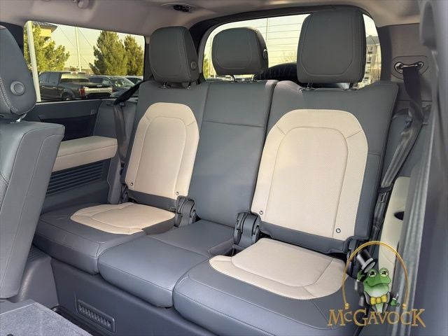 2024 Land Rover Defender 130 X-Dynamic SE